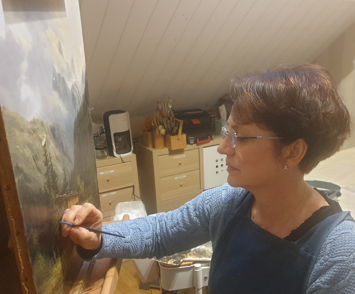 Aude Monet, restauratrice de tableaux et d'objet d'art polychromes dans son atelier Il était une toile